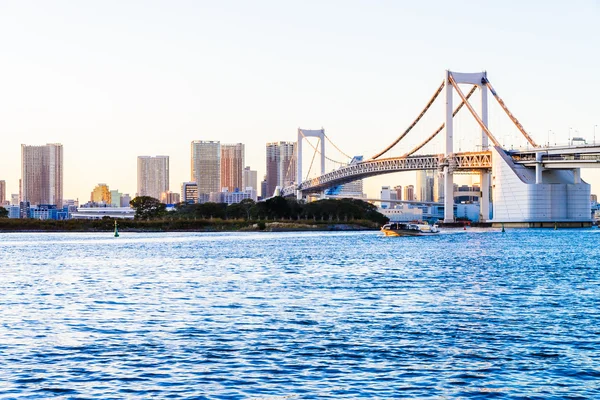 Rainbow bridge i Tokyo stad — Stockfoto