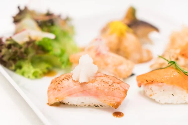 Delicioso sushi en plato blanco —  Fotos de Stock