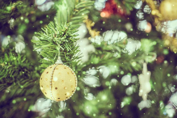 Decoración de Navidad en el árbol — Foto de Stock