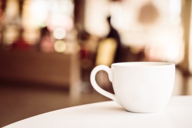 Kahve dükkanında kahve fincanı.