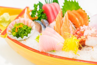 Çiğ taze balık sashimi