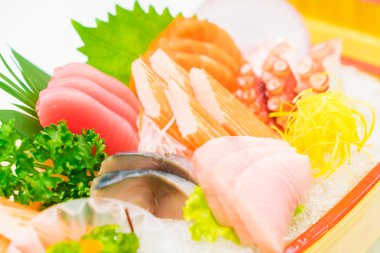 Çiğ taze balık sashimi