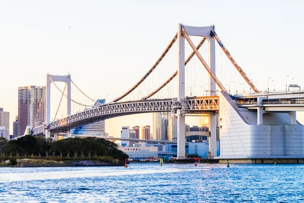 Rainbow bridge i Tokyo stad — Stockfoto
