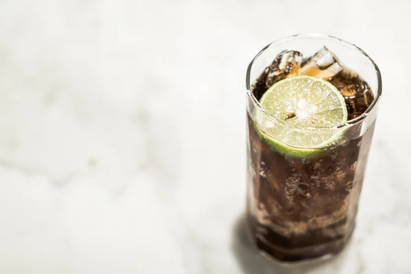 Iced cokes glas — Stockfoto