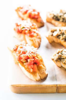 Domates ve mantar Bruschetta