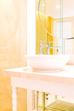 Beyaz lavabo musluk banyo