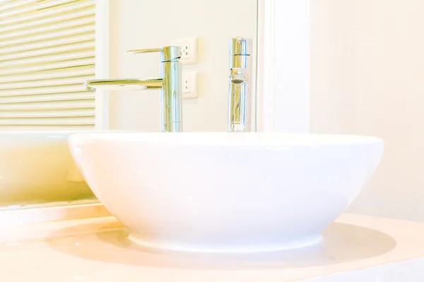 Grifo blanco del lavabo en cuarto de baño —  Fotos de Stock