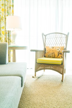 oturma odasında sandalye