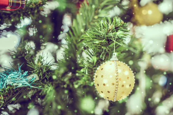 Decorazione natalizia su albero — Foto Stock