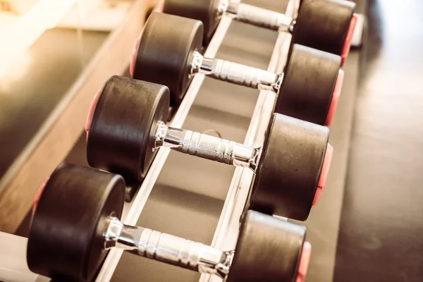 Pesas de hierro en el gimnasio — Foto de Stock