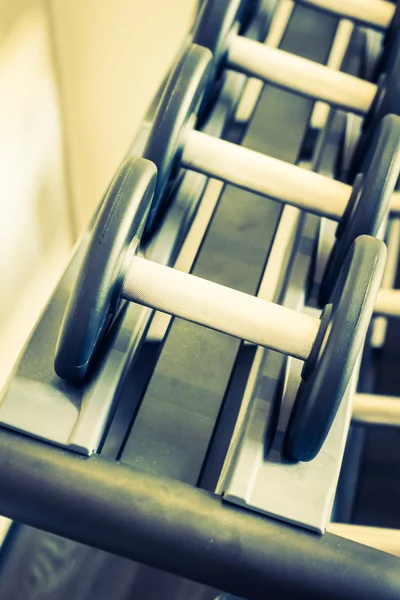 Manubri di ferro in palestra — Foto Stock