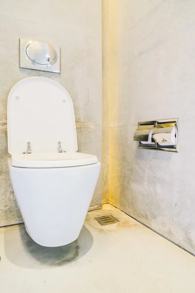 Wc-stolen i toalettrum — Stockfoto