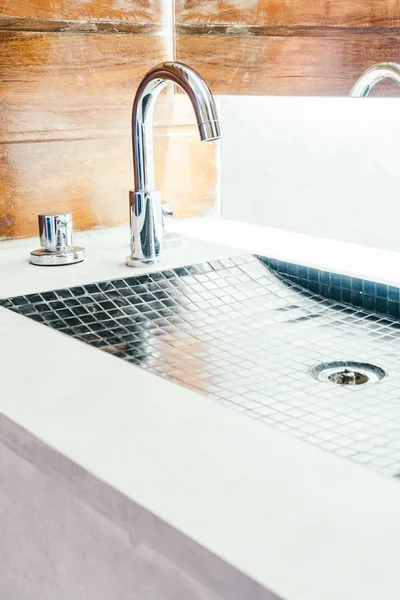 Wasserhahn und Waschbecken im Badezimmer — Stockfoto