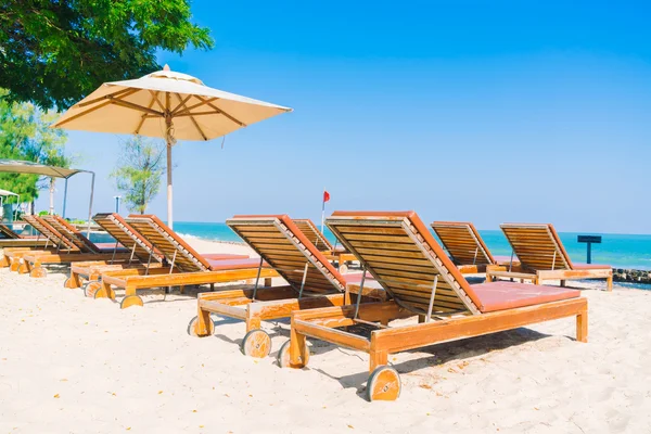 Piscina guarda-chuva e cadeiras na praia — Fotografia de Stock