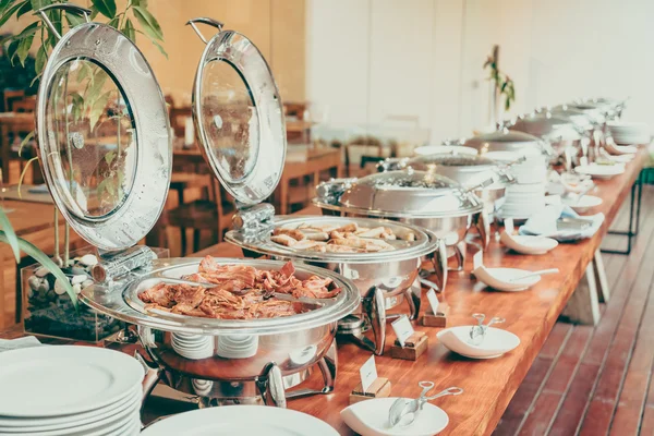 Ontbijtbuffet in het restaurant van hotel catering — Stockfoto