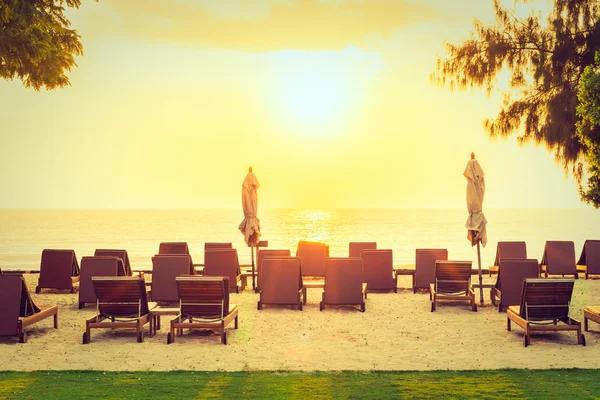 Umbrellas and chairs on the beach — Stock Photo, Image