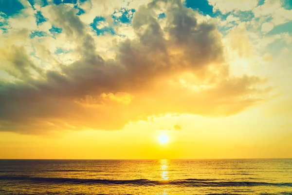 Schöner Sonnenaufgang am Strand — Stockfoto