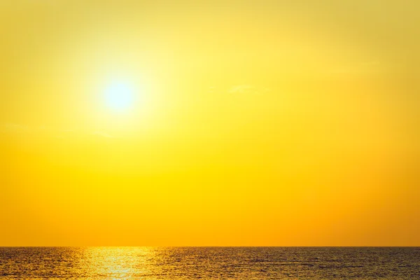 Nascer do sol bonito na praia — Fotografia de Stock