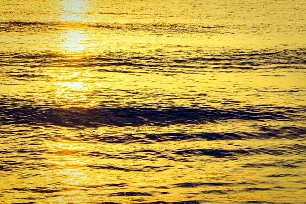 Морская вода с отражением солнечного света — стоковое фото
