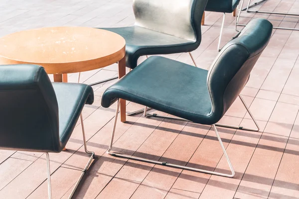 Современные деревянные стулья — стоковое фото