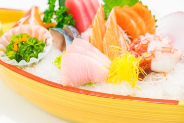 Çiğ taze balık sashimi