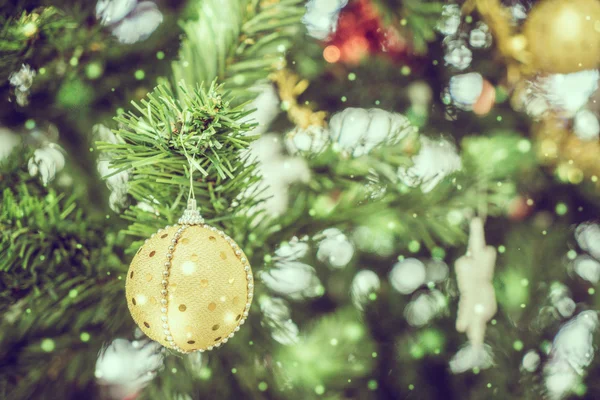 Decoración de Navidad en el árbol — Foto de Stock