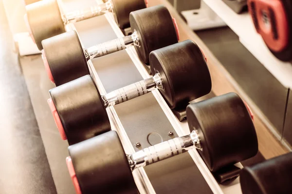 Jern håndvægte på gym - Stock-foto