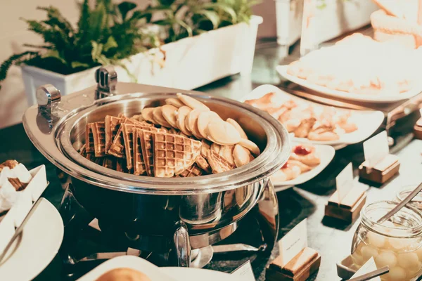 Buffet de catering en el restaurante del hotel — Foto de Stock