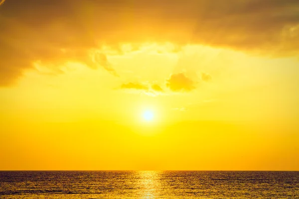 Schöner Sonnenaufgang am Strand — Stockfoto