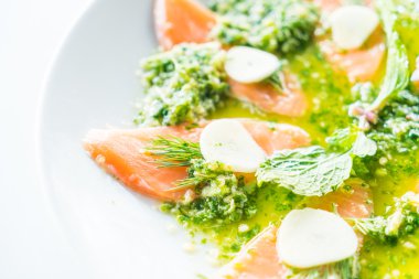 Baharatlı soslu somon salata