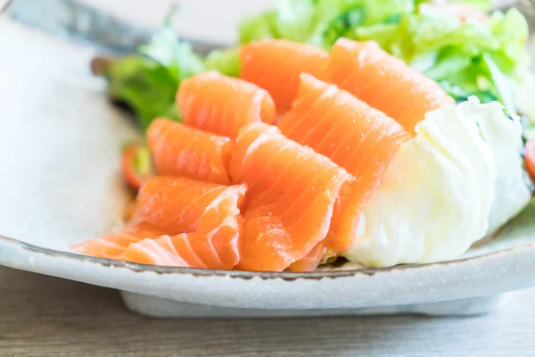 Вкусный салат из лосося — стоковое фото