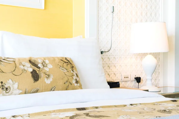 Спальня в роскошном отеле — стоковое фото