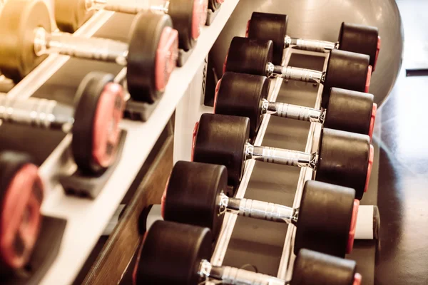 Equipos de mancuerna en gimnasio —  Fotos de Stock