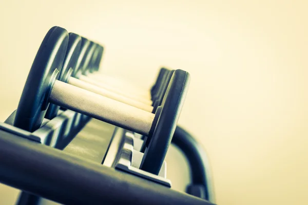 Equipos de mancuerna en gimnasio — Foto de Stock