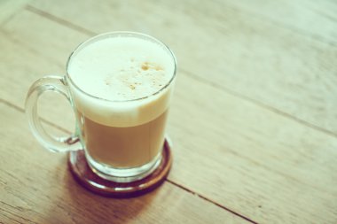 Kahve dükkanında kahve fincanı.