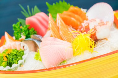 Çiğ taze balık sashimi