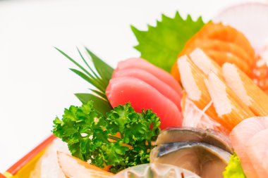 Çiğ taze balık sashimi
