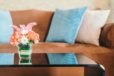 Çiçek vazo masada oturma odasında