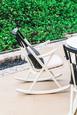 Masa ve sandalyeler ile açık güverte