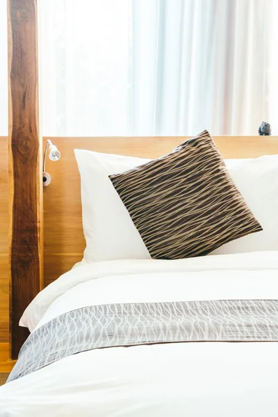 Cuscini su bella camera da letto di lusso — Foto Stock