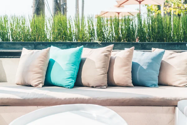 Travesseiros na decoração do sofá — Fotografia de Stock