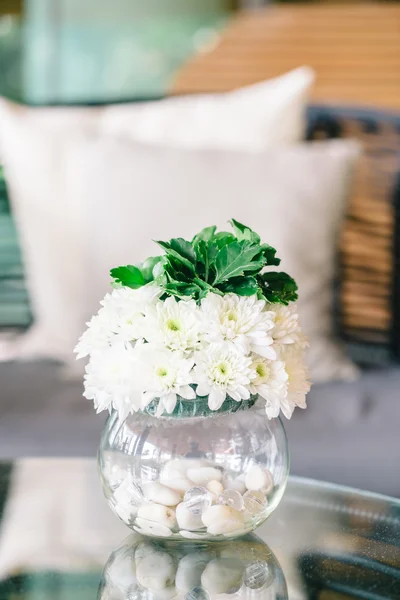 Vaso di fiori in camera — Foto Stock