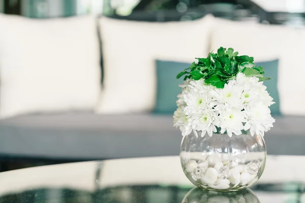 Vaasje bloemen in de kamer — Stockfoto