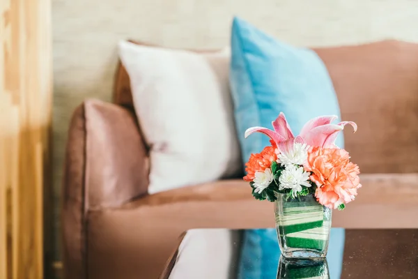 Vaso de flores na mesa na sala de estar — Fotografia de Stock