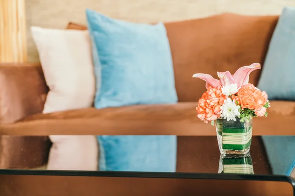 Flower vase on table in living room — Stock Photo, Image