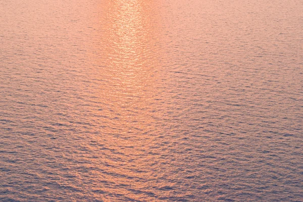 Reflexão do pôr do sol sobre a água do mar — Fotografia de Stock