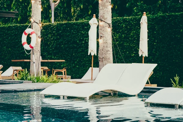 Bela piscina de luxo Cadeiras — Fotografia de Stock