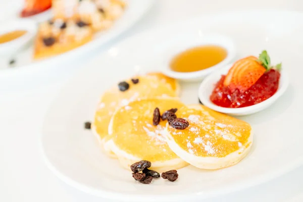 Pannenkoeken dessert met aardbeienjam — Stockfoto