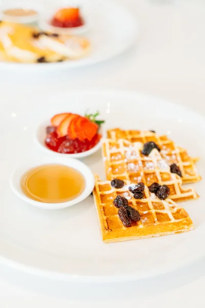 Dolce waffle con marmellata di fragole — Foto Stock