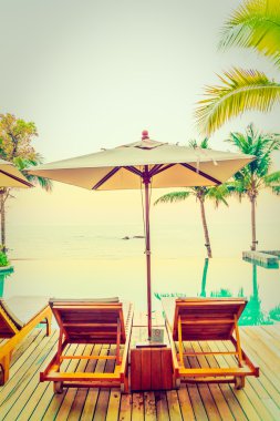 Şemsiyeleri ve sandalyeler Yüzme Havuzu etrafında